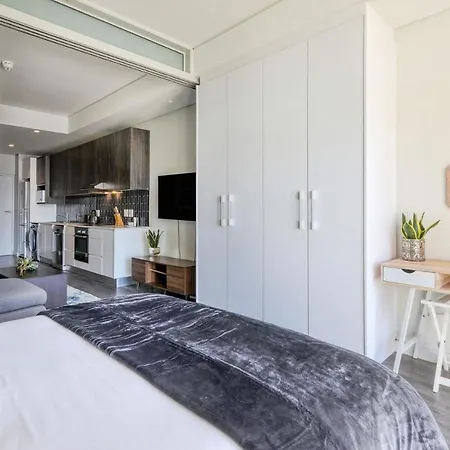 Backup-Powered Colourfull City Balcony Apartment Kaapstad Buitenkant foto