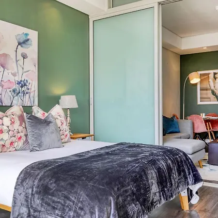 Backup-Powered Colourfull City Balcony Apartment Kaapstad Buitenkant foto