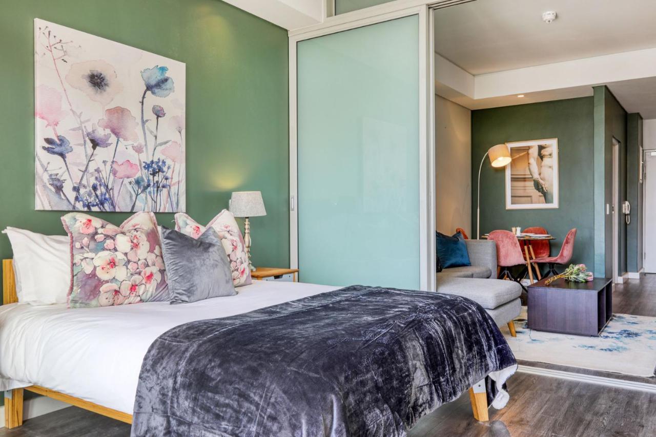 Backup-powered Colourfull Balcony Appartement Kaapstad