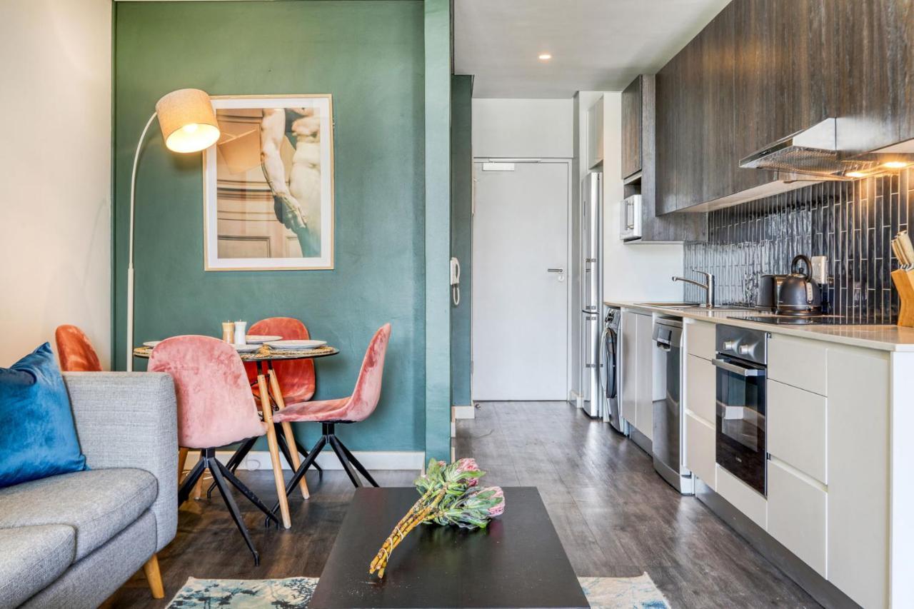Backup-powered Colourfull Balcony Appartement Kaapstad