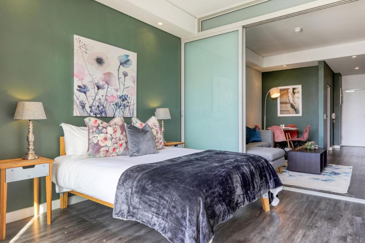 Backup-powered Colourfull Balcony Appartement Kaapstad